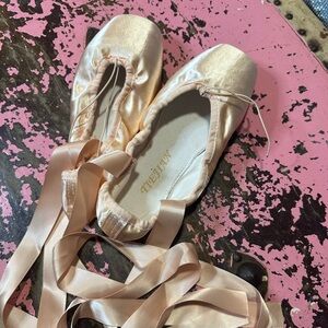 TIEJIAN Pointe ballet shoe women’s Teen size 41 (9.5-10.5)